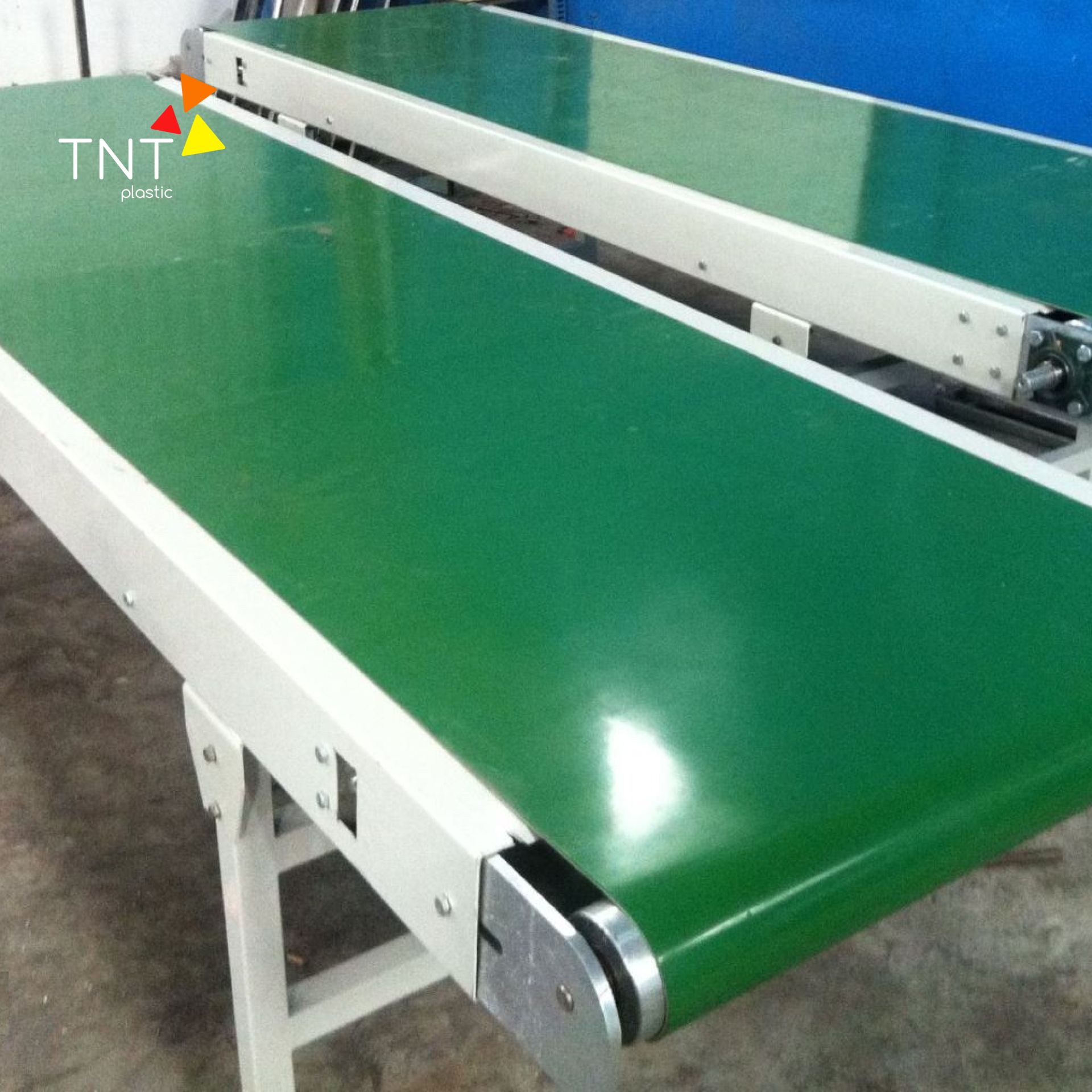 Băng tải PVC xanh với bề mặt trơn mịn