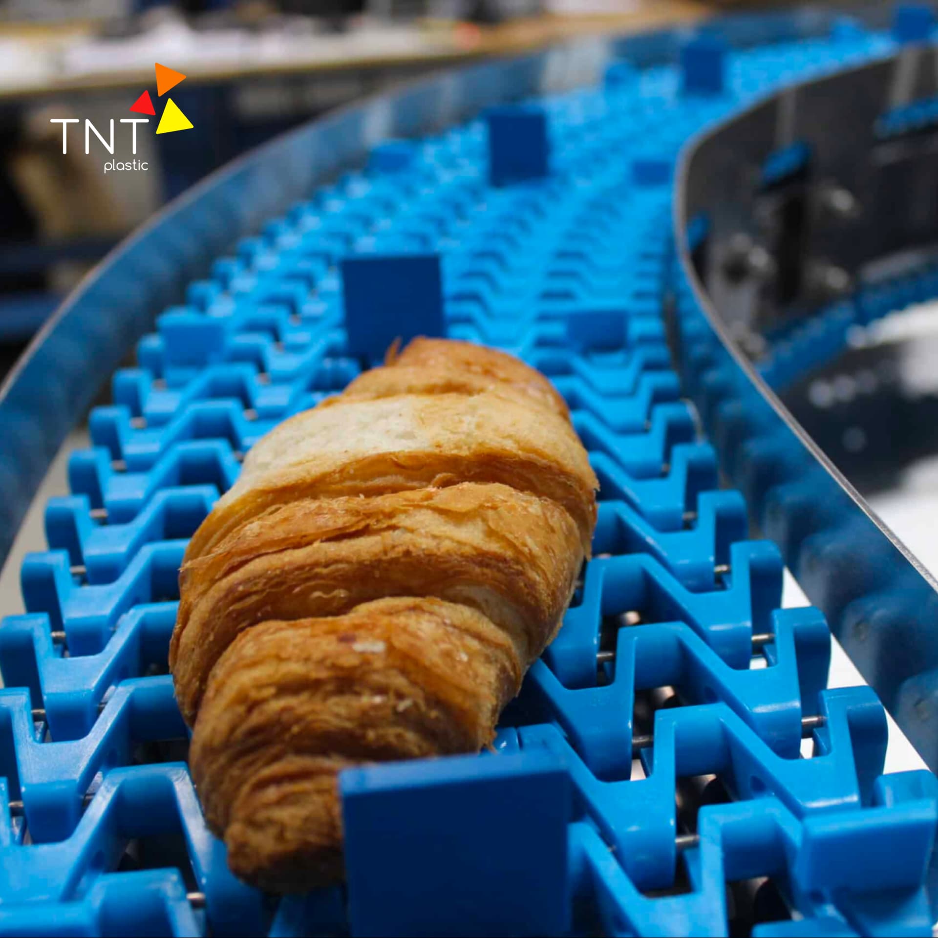 ứng dụng băng tải xích nhựa trong các ngành thực phẩm, ô tô