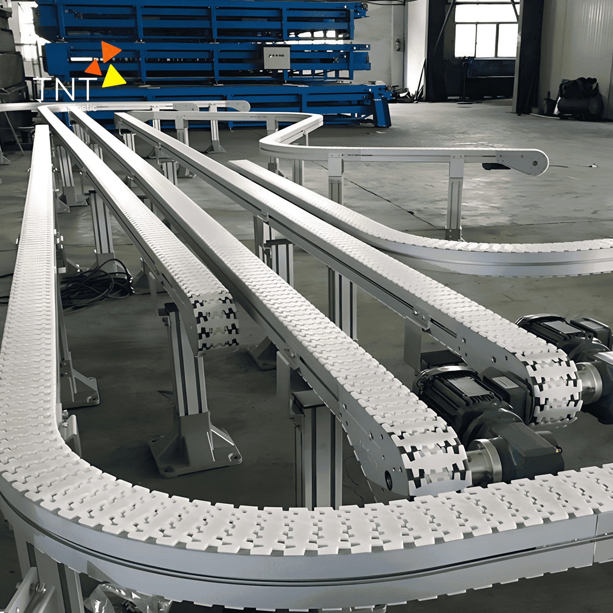 Hình ảnh băng tải xích nhựa trắng trong công nghiệp