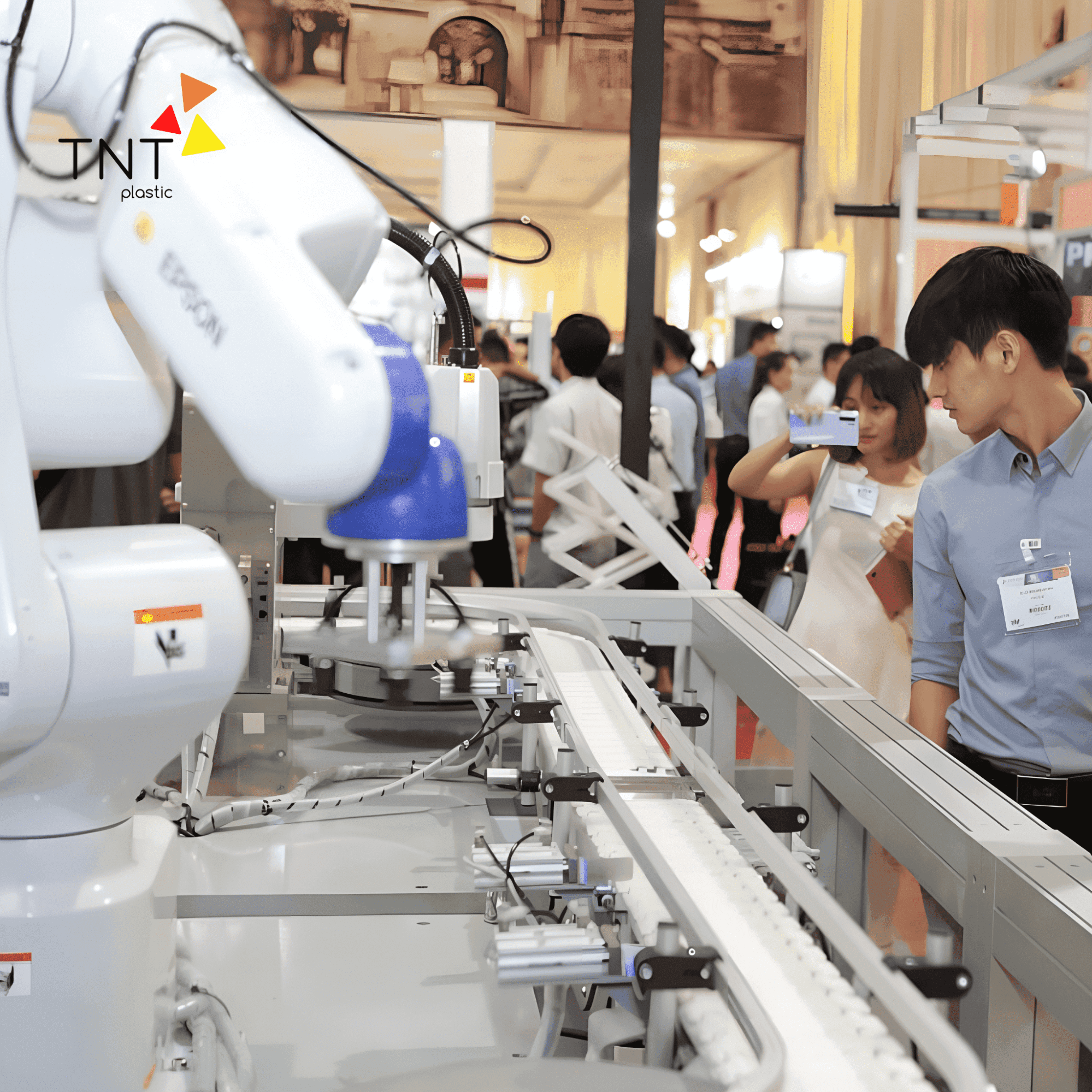 người tiêu dùng khám phá cấu tạo chi tiết của cánh tay robot