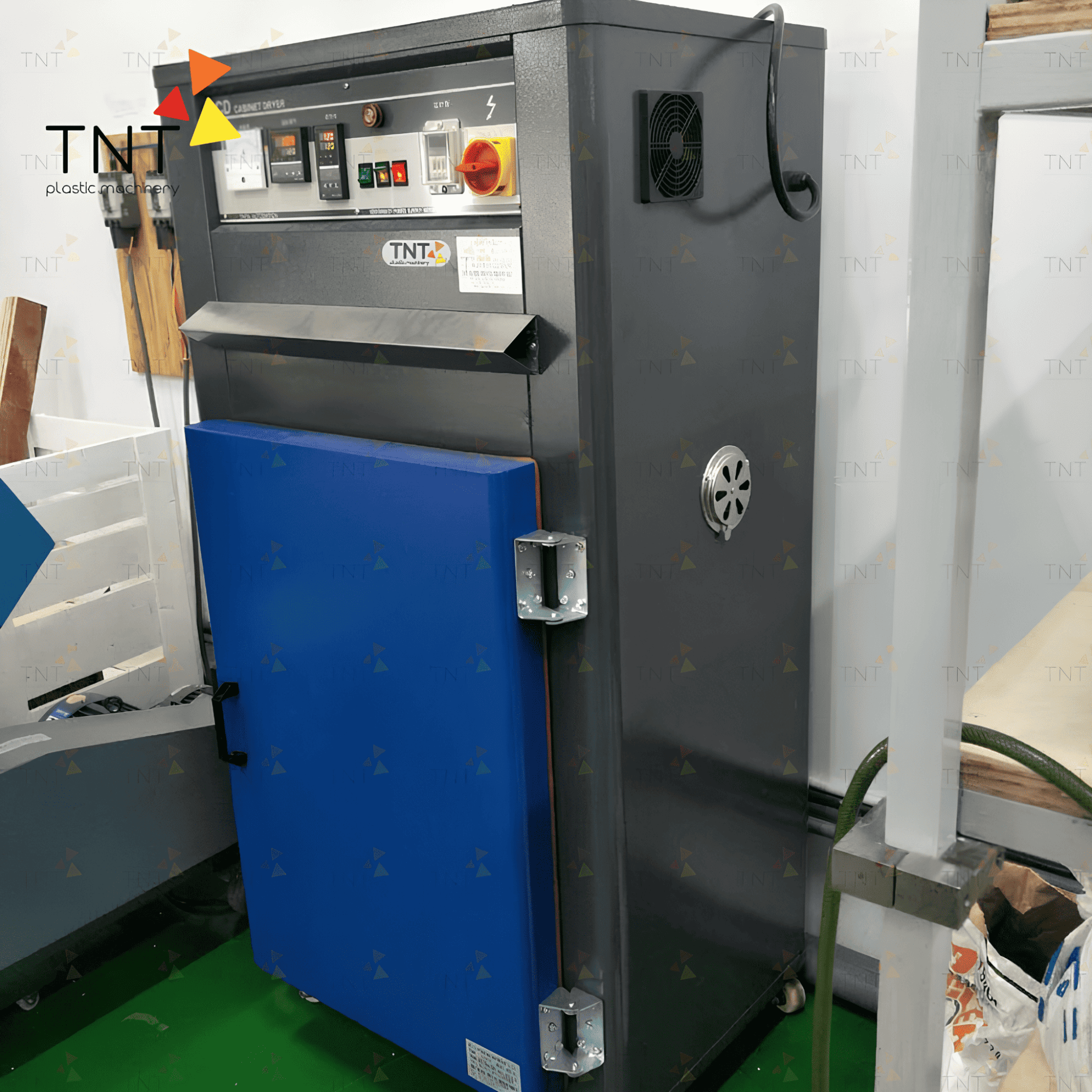 Tủ sấy nhựa tại Trung Nguyên TNT