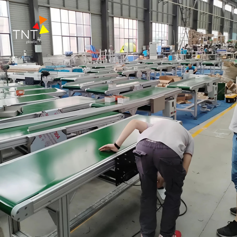 Băng tải PVC mini được thiết kế nhỏ gọn, dễ dàng lắp đặt