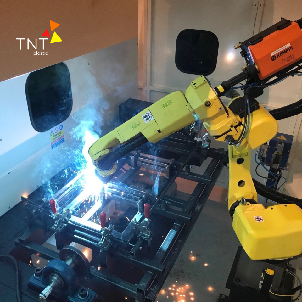 Robot thực hiện các tác vụ vận chuyển, lắp ráp, hàn trong sản xuất