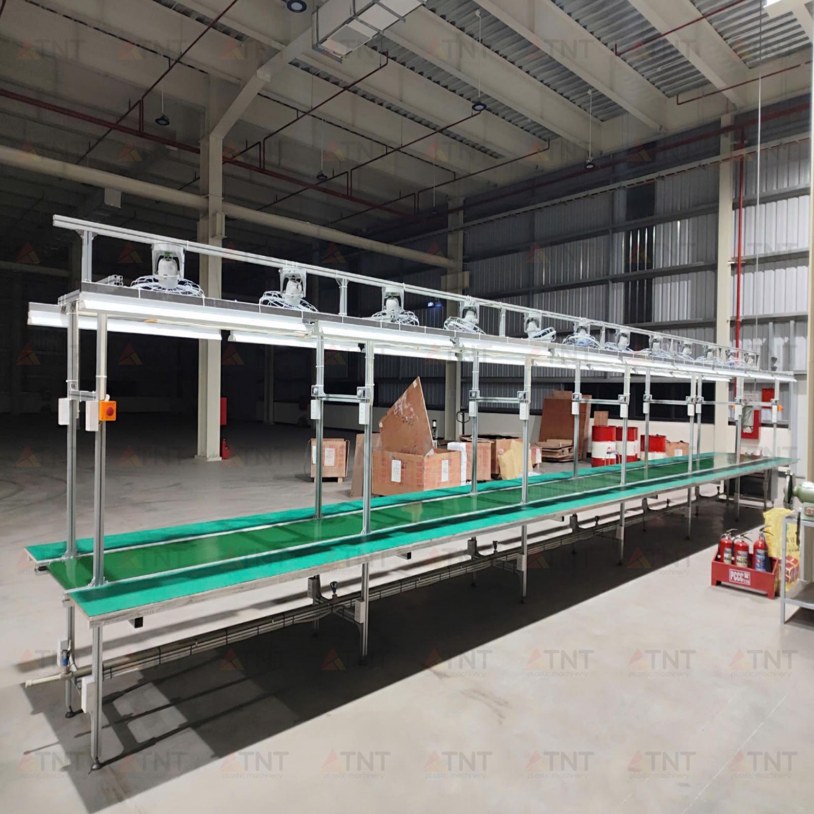 Băng tải có bàn thao tác của Trung Nguyên TNT giá tốt, chất liệu đạt tiêu chuẩn trong nhà xưởng
