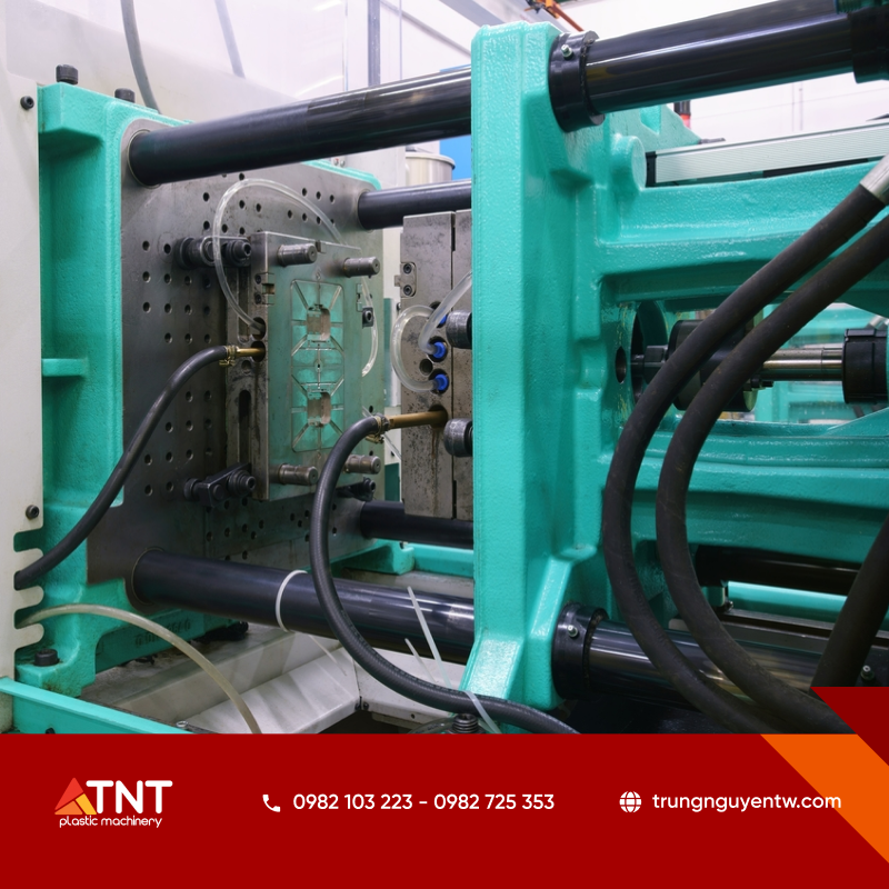 Hệ thống cấp liệu trung tâm kết hợp chiller và máy điều khiển nhiệt khuôn mang lại nhiều lợi ích trong dây chuyền