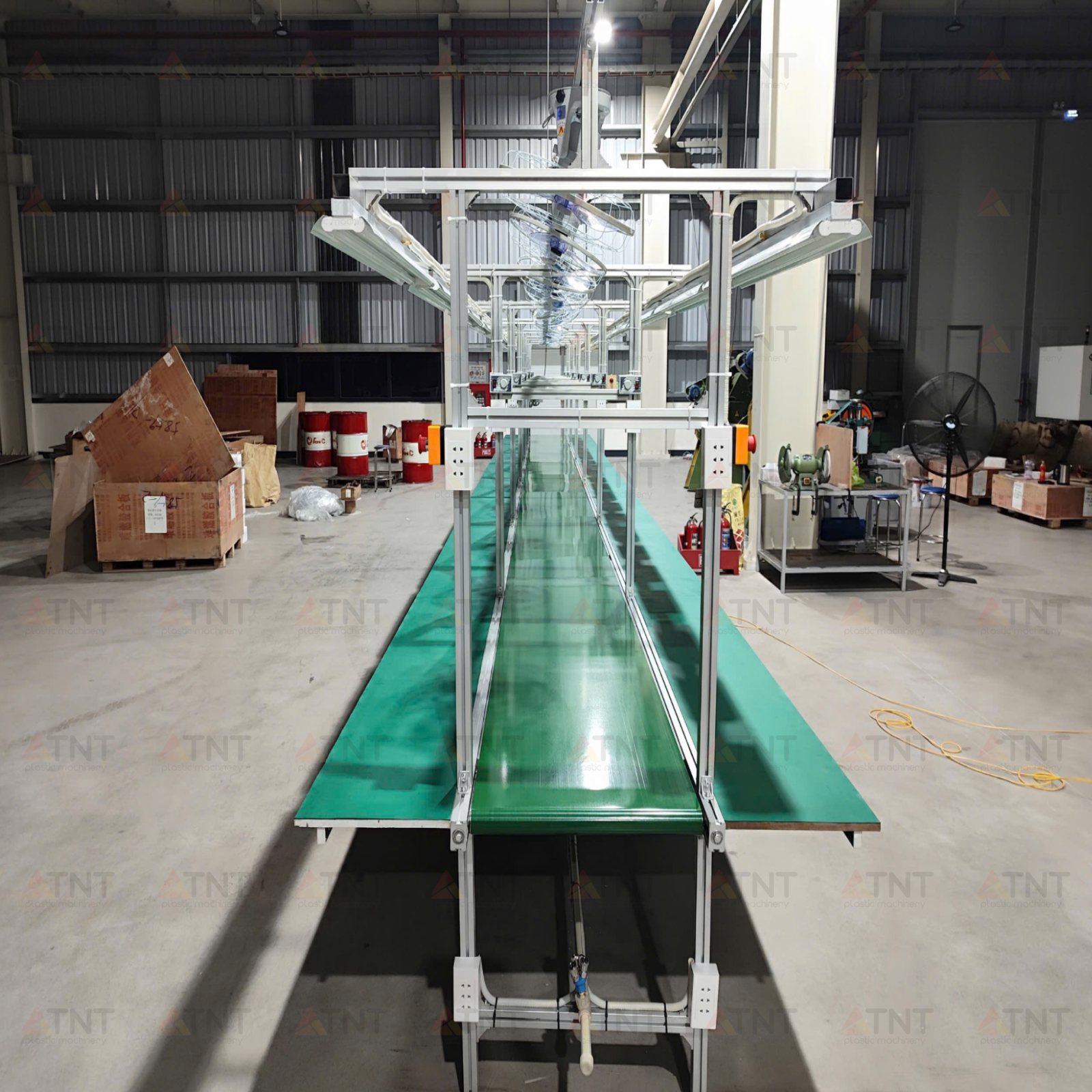 Mẫu băng tải kết hợp bàn thao tác trong nhà xưởng