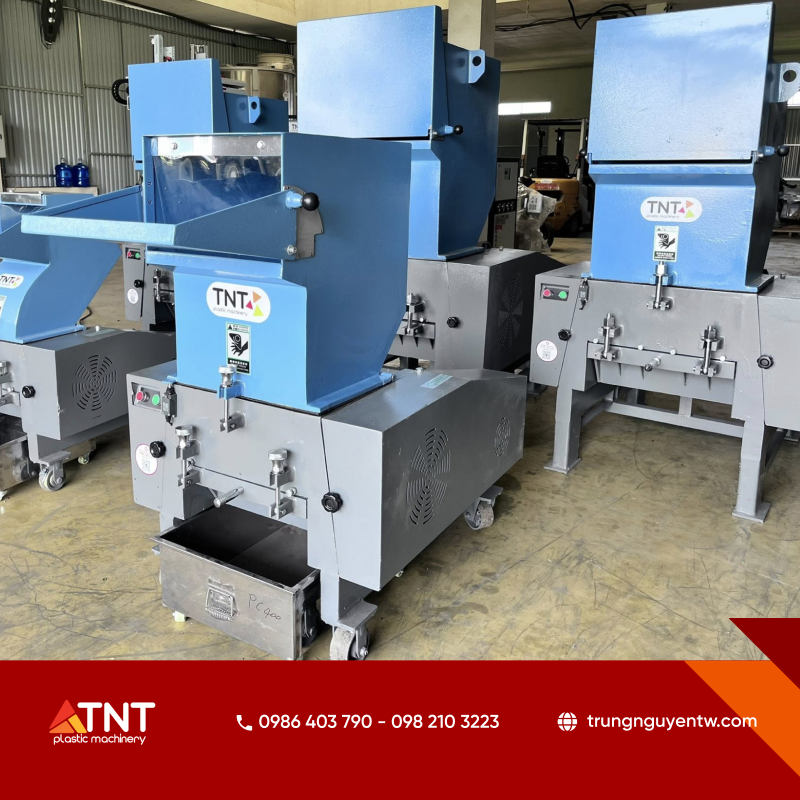 Tiếng ồn chủ yếu xuất phát từ sự va đập giữa dao xoay và dao tĩnh trong quá trình băm nhựa