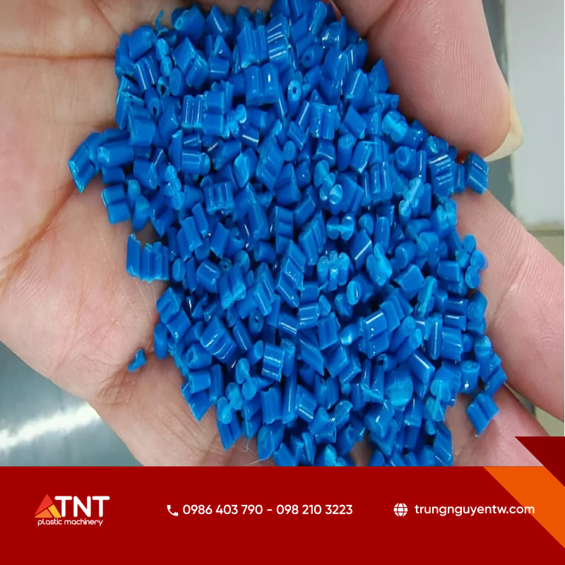 Cận cảnh hạt nhựa PP/PE tái sinh màu xanh dương dạng mảnh phục vụ sản xuất công nghiệp