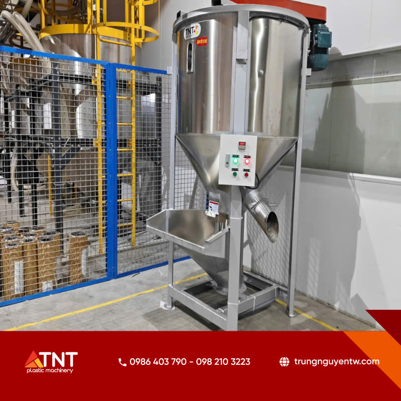 máy trộn nhựa có bảng điều khiển thông minh và cửa xả liệu của máy trộn hạt nhựa công nghiệp TNT.