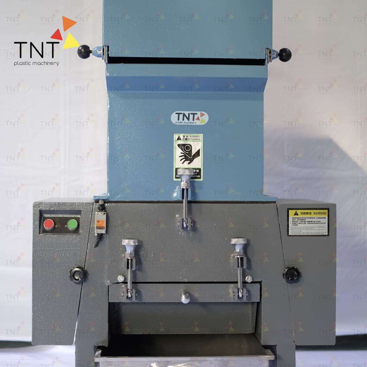 Mặt trước máy nghiền nhựa công nghiệp Trung Nguyên TNT tích hợp tủ điều khiển và khay chứa liệu.