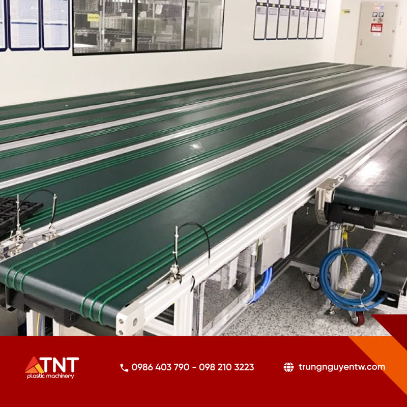 dây truyền tải hàng trong nhà máy sản xuất