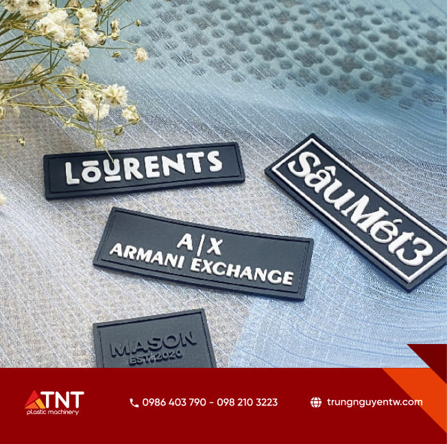 Mẫu nhãn mác quần áo nhựa dẻo PVC dập nổi các thương hiệu