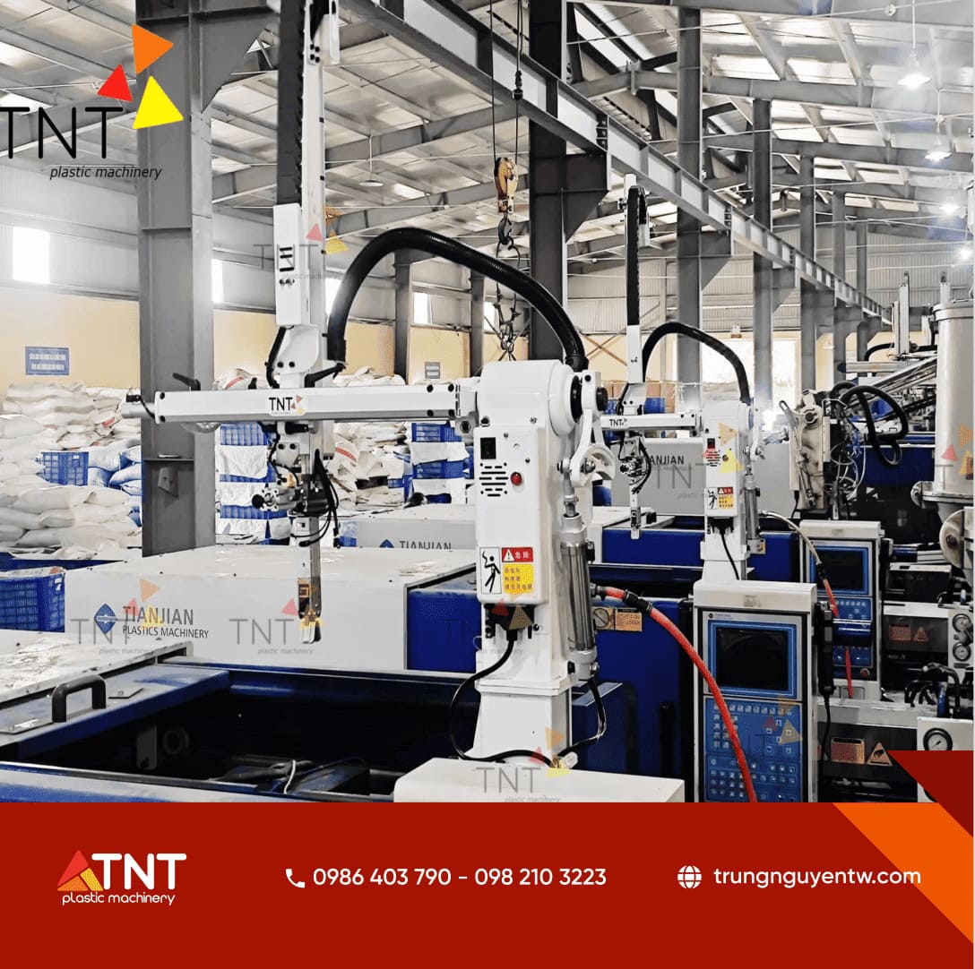 Toàn cảnh dàn máy công nghiệp hiện đại với cánh tay robot hỗ trợ sản xuất tại nhà xưởng