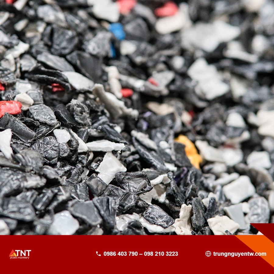 Trộn nguyên liệu tái chế trong quá trình sản xuất