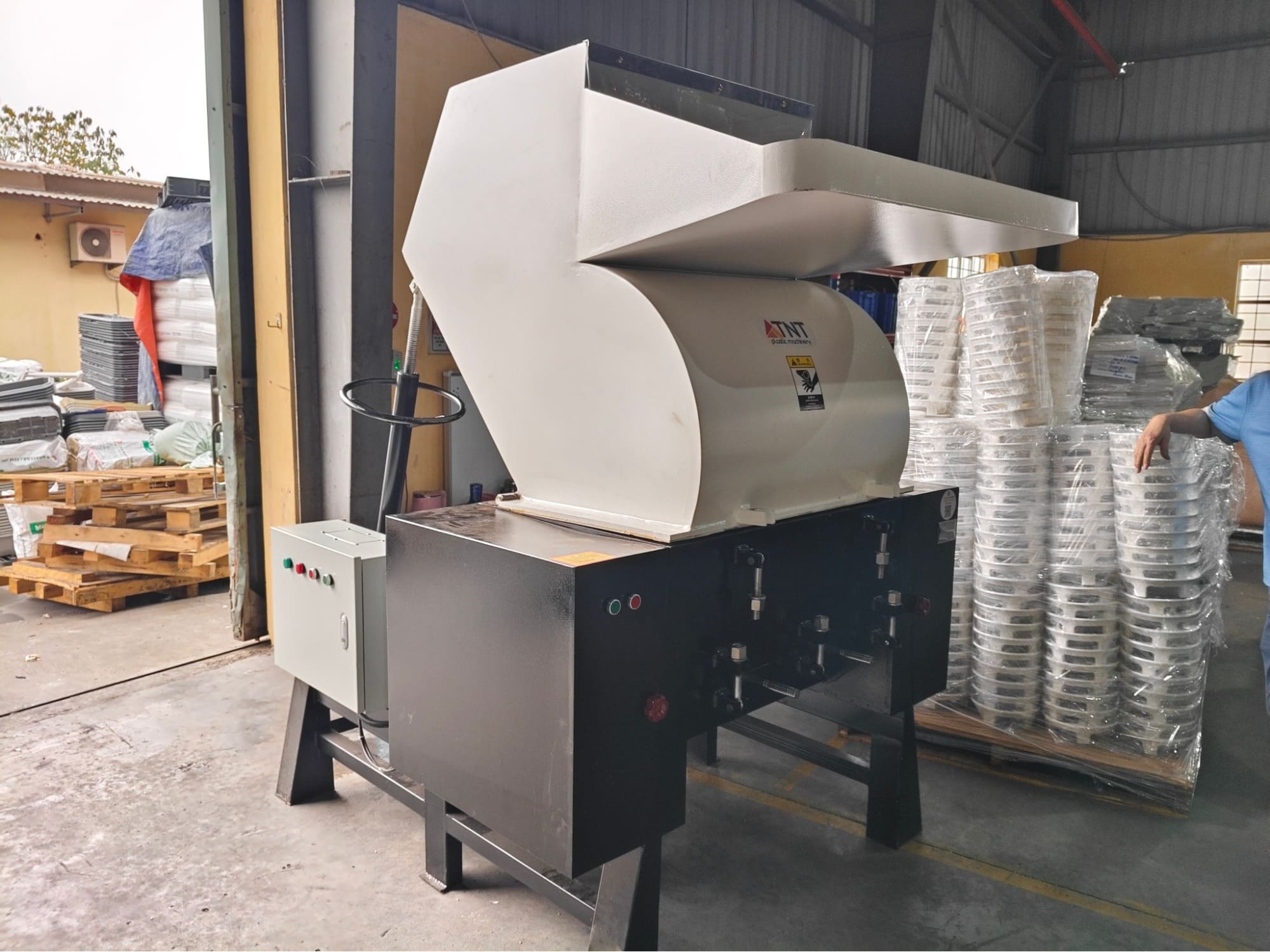 Máy băm nhựa 8 tấc công suất lớn lắp đặt tại xưởng tái chế